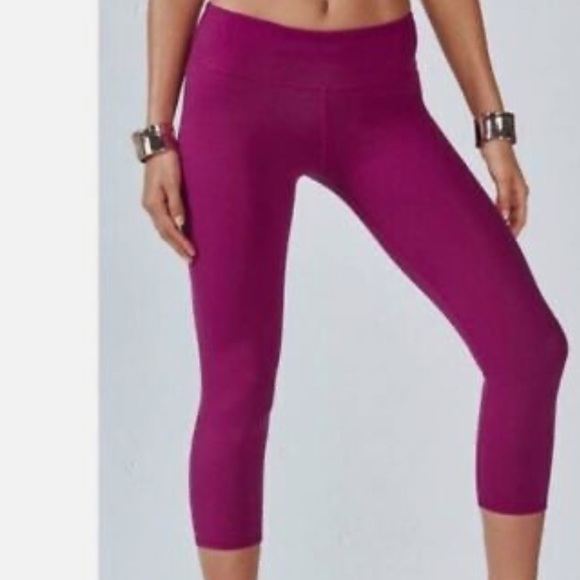 Fabletics Pants - EUC Fabletics Magenta Cropped Leggings Size Medium